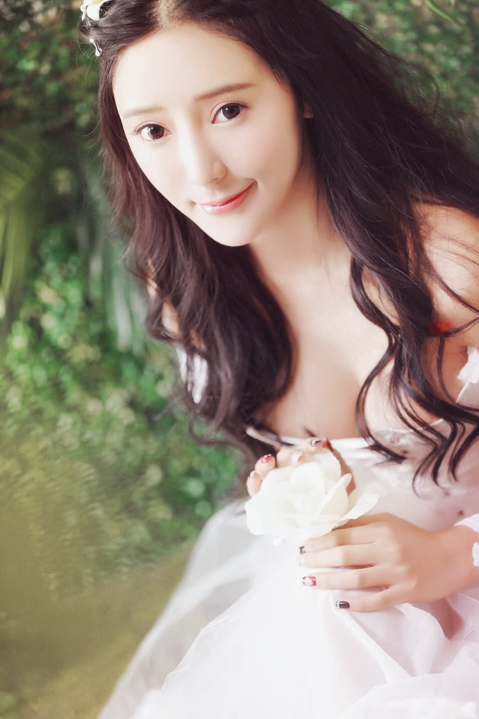 俏丽温婉的气质美女，纯美公主裙仙气满满，空灵眼神清澈如水！