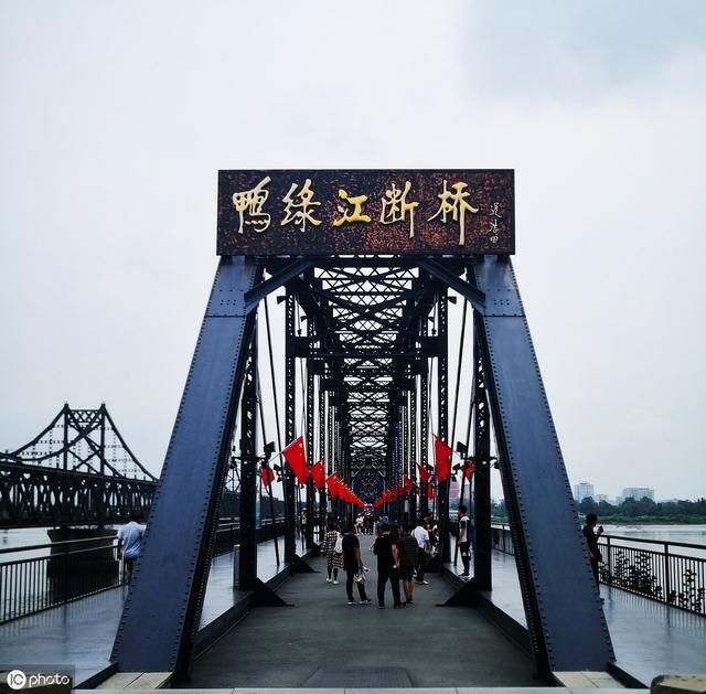 隔着鸭绿江看朝鲜人干活，中国游客新炫富行为