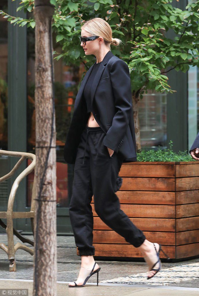 罗西汉丁顿穿黑色套装变霸道总攻 开启“炫腹”模式肌肉线条可见