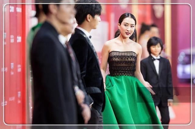 当马苏和杜鹃同穿绿色抹胸裙，网友:不比不知道，一比吓一跳!