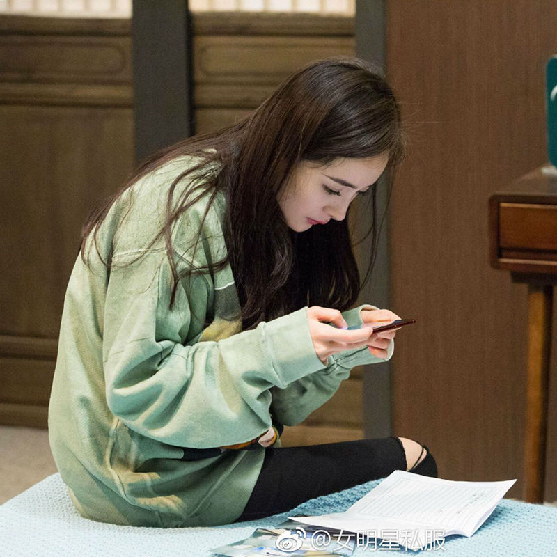 今年秋天，万万不穿毛衣，这样的卫衣裙时髦还洋气，貌美超显嫩