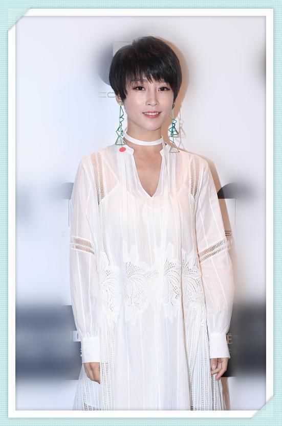 谢楠亮相活动，四肢纤细，小腹平坦，网友:她真的怀孕7个月了?