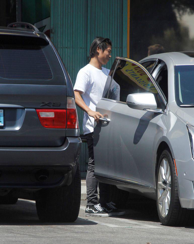 朱莉越南养子开车前往皮特家，发型雷人身高颜值堪忧