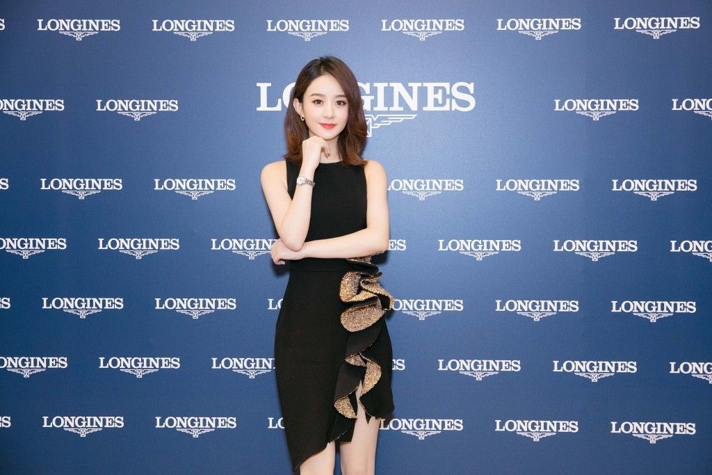 颖宝出席某品牌活动，身穿紧身黑色鱼尾小礼服，短发披肩优雅迷人