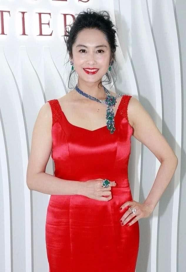 46岁朱茵身材发福，未修图照片，裙子都快撑破了！