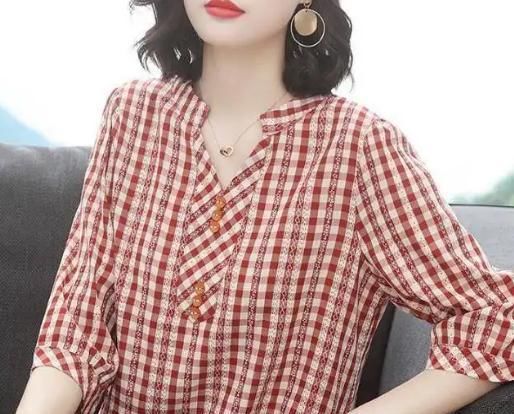  [格子元素]年过半百的女人,少穿花衣服,纯色系百搭小衫,美得清新又减龄