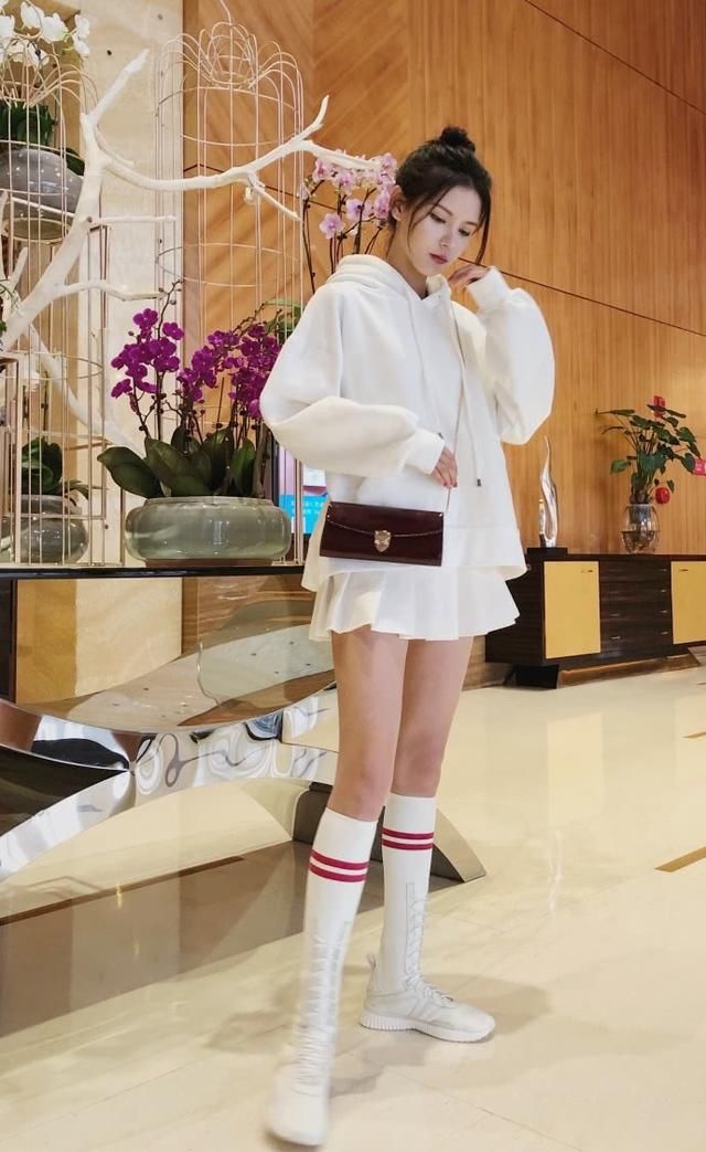 张予曦胆真大，男友不在身边就这么敢穿，短裤都提到裤裆这儿了！