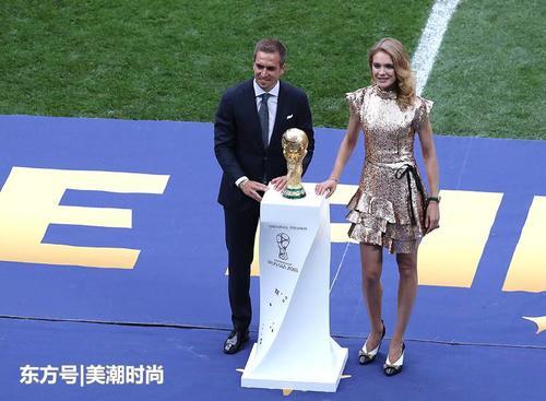 法国夺冠，LV太子妃水果娜笑到合不拢嘴，世界杯闭幕最幸福超模
