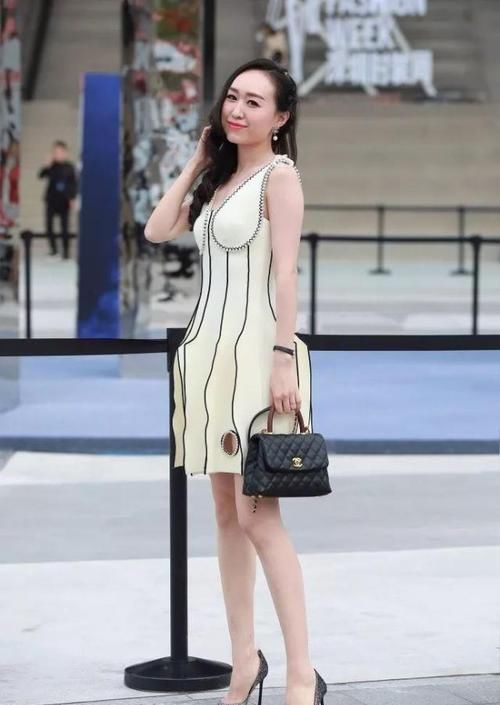 「轻柔」街拍:小姐姐轻柔的长发,素雅的穿搭,给人青春活力的感觉