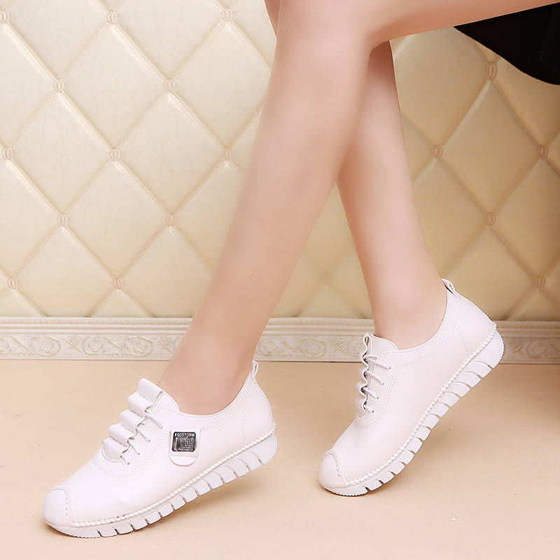 小个子女人，出门别总穿高跟鞋!如今流行这样的软软鞋，优雅舒适