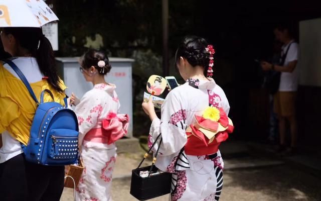 日本清水寺建筑独特，身着和服行走于街巷的女子，成靓丽的风景