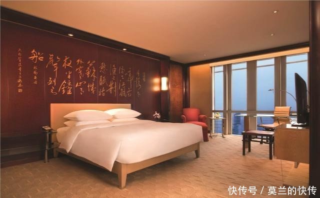 为什么外出旅游住酒店时,要先拔掉电视机插头,很多人不知道原因