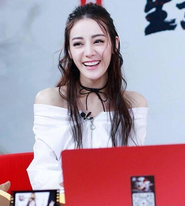 21岁关晓彤和26岁热巴同时撞衫，一个美如女神，一个却像路人