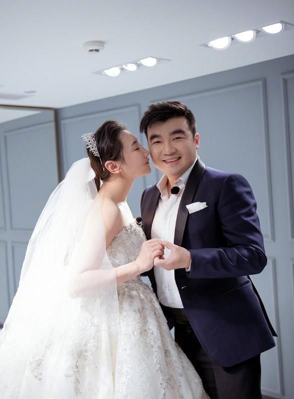  [婚纱照]何雯娜挺着孕肚与丈夫的婚纱照释出，梁超一脸宠溺，十分有爱