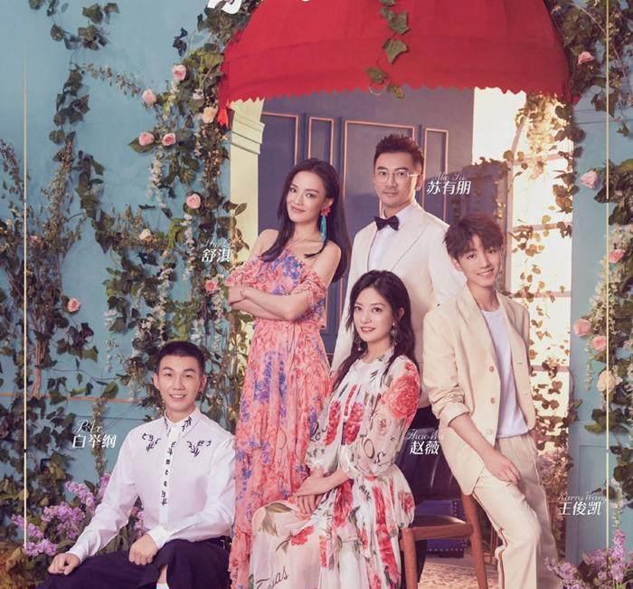 瘦下来的赵薇气质真好，穿印花裙撞上舒淇，居然一点儿都没输！