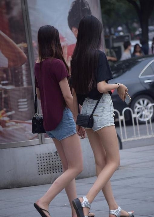  吸睛：街拍：不同年龄段的姐妹花，她们的衣品也大不相同，哪对更吸睛