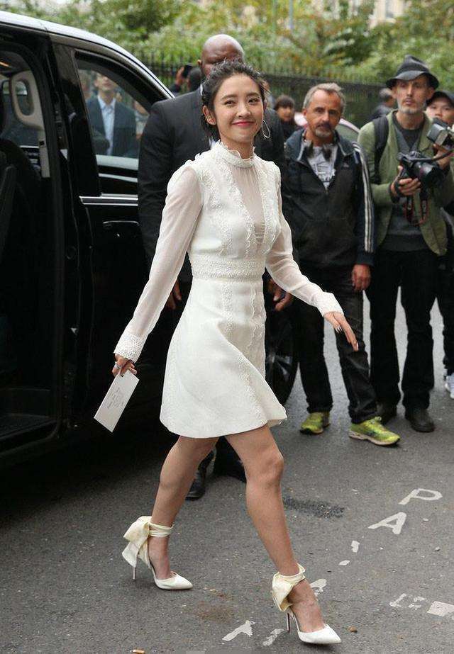 看了唐艺昕这双腿, 男人都要怀疑人生, 真不知张若昀每天怎么过的