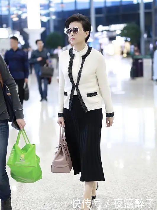  气质：杨澜有气质不显胖，穿修身黑礼服缺少曲线美，坐下不小心暴露腿粗
