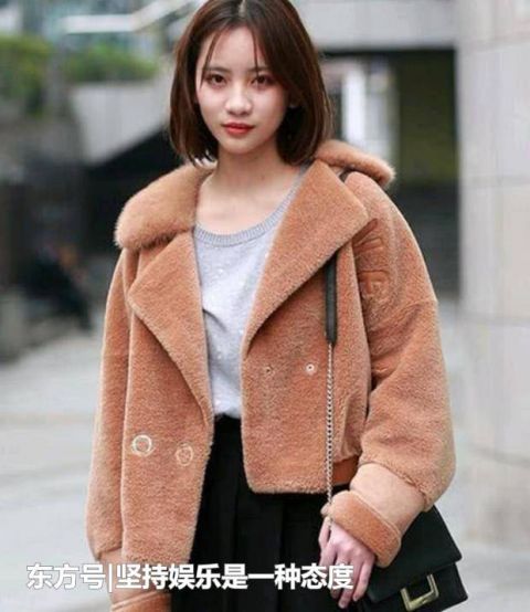  【尽显】街拍：身材苗条的小姐姐，一条粉紫色的蕾丝连衣裙，尽显好身姿