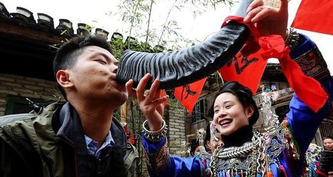 俄罗斯老外到贵州旅游,一进村就迷茫了:你们管这叫喝酒?