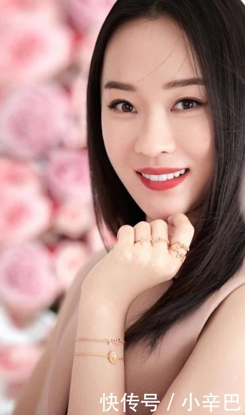 【夫妇】霍思燕夫妇为情人节拍照,穿白色连衣裙秀身材,杜江把铁锁当项链