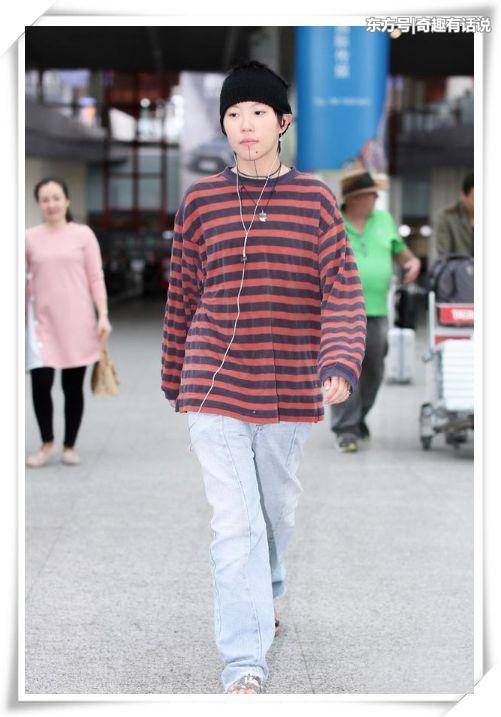 窦靖童把茶缸子挂腰上，大夏天穿毛衣，网友:穿这样亲妈知道吗?