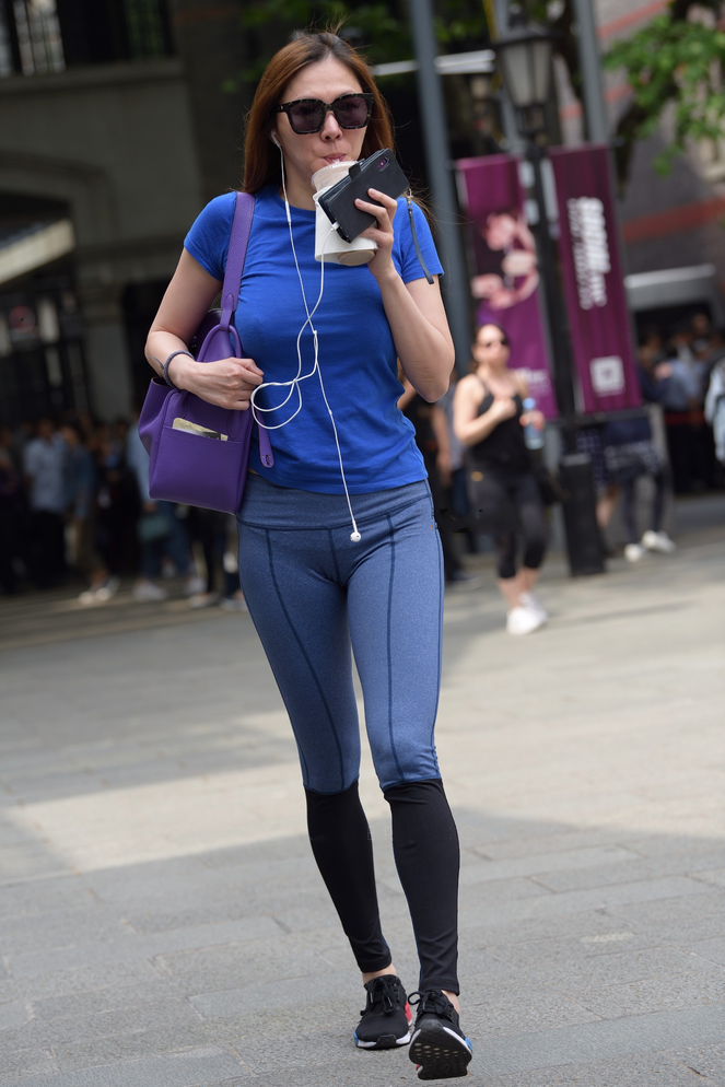 运动归来的紧身裤美女，美臀还得看洋妞