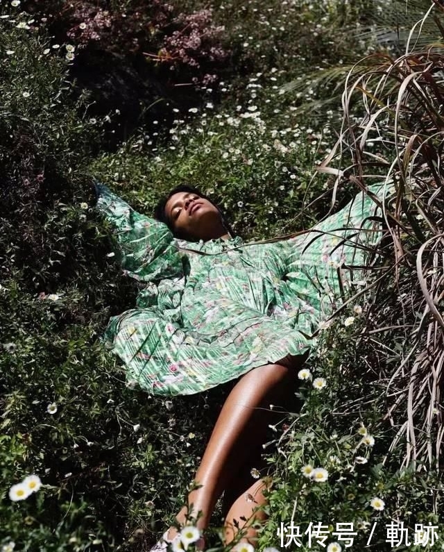 『花朵』2020开春 流行穿“开满花”的裙子,谁穿谁美!
