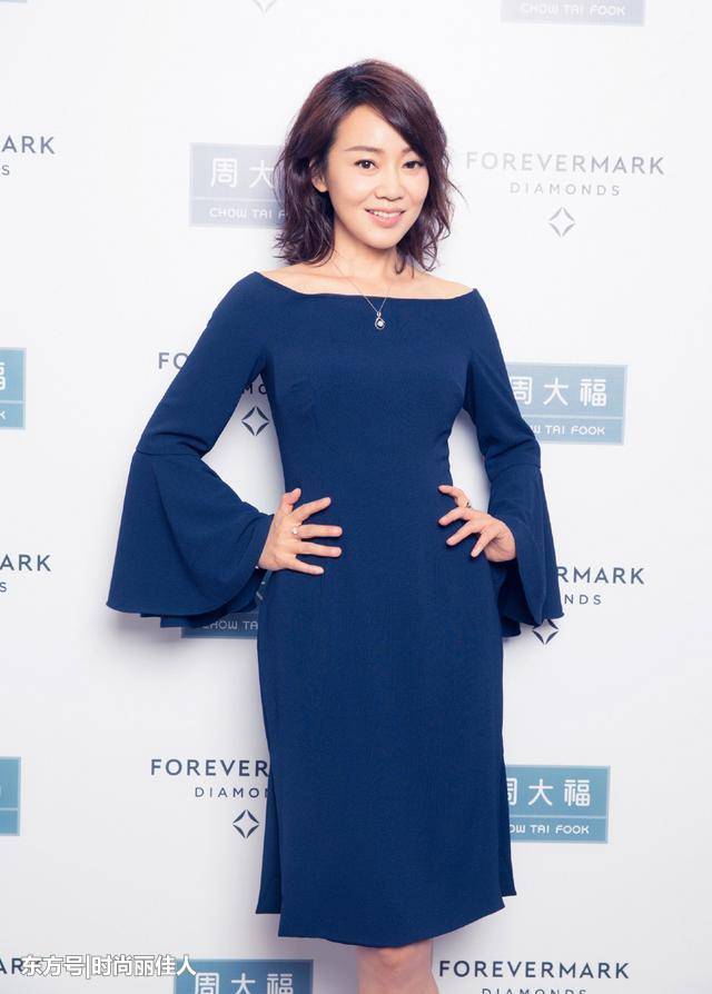 46岁闫妮也太会穿了，小黑裤露马甲线，网友：她是真嫩不是装嫩