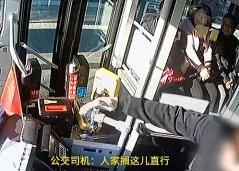  公交车@乘客怂恿公交司机怼出租车，司机真撞了，摔倒一车人！