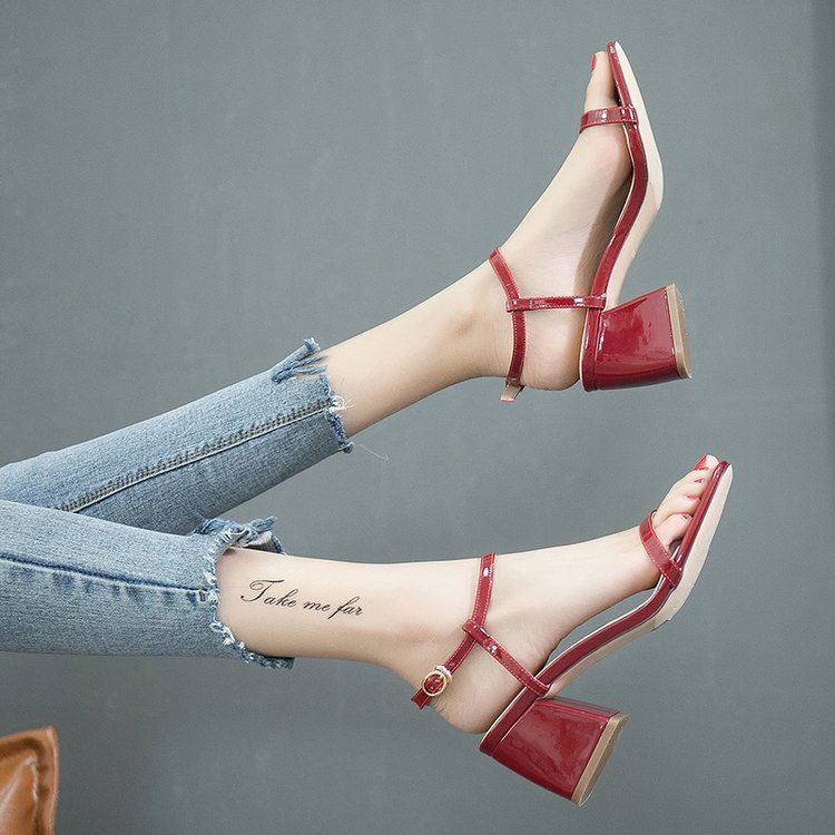 去夜店，女人都穿性感的鱼嘴高跟鞋，微露脚趾，双腿修长真撩人