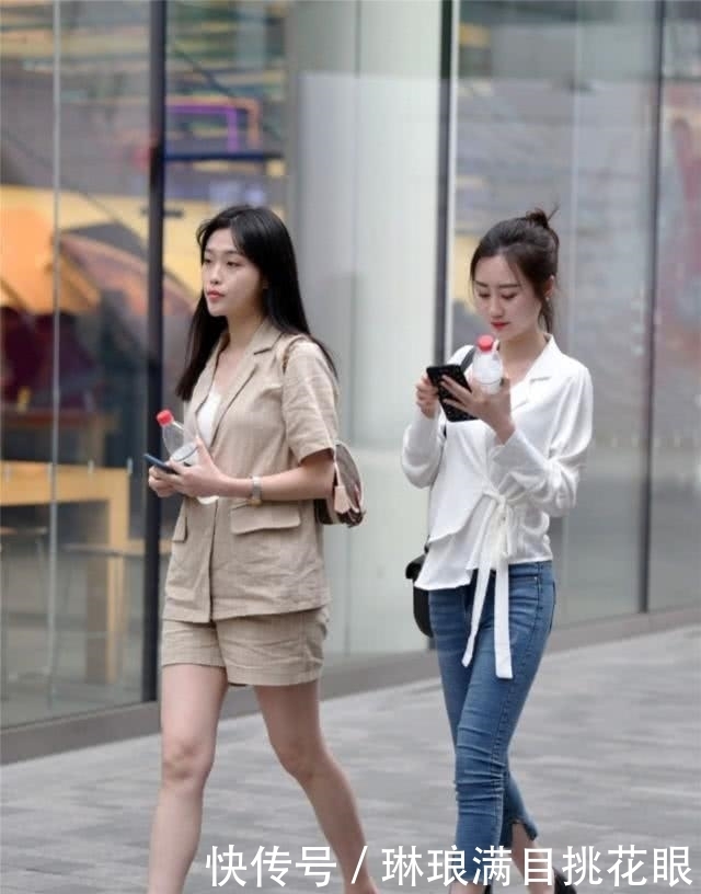 不失:牛仔裤修饰身形的效果非常好,简约而又不失淑女的时尚气质