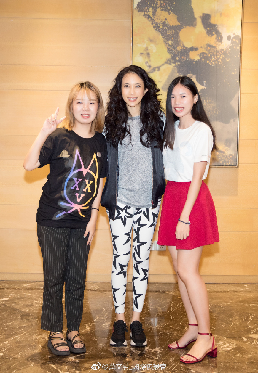 太辣眼睛了！莫文蔚花纹打底裤穿出大妈气质，网友：相信你48岁