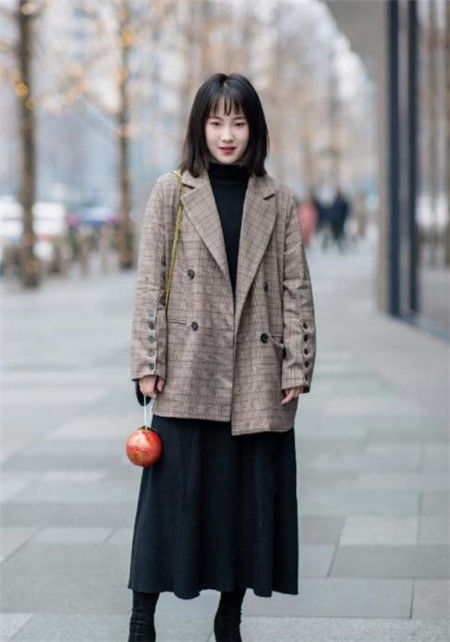 「小美女」街拍:黑色遮阳帽,白+灰拼接的连衣裙,小美女清纯靓丽