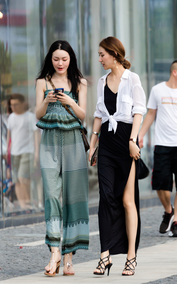 路人街拍，小姐姐的大长腿搭配开叉飘逸长裙，真的太美了