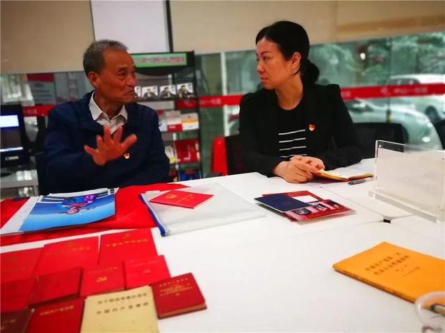 越秀 | 他收藏了七大以来的所有党章,在社区