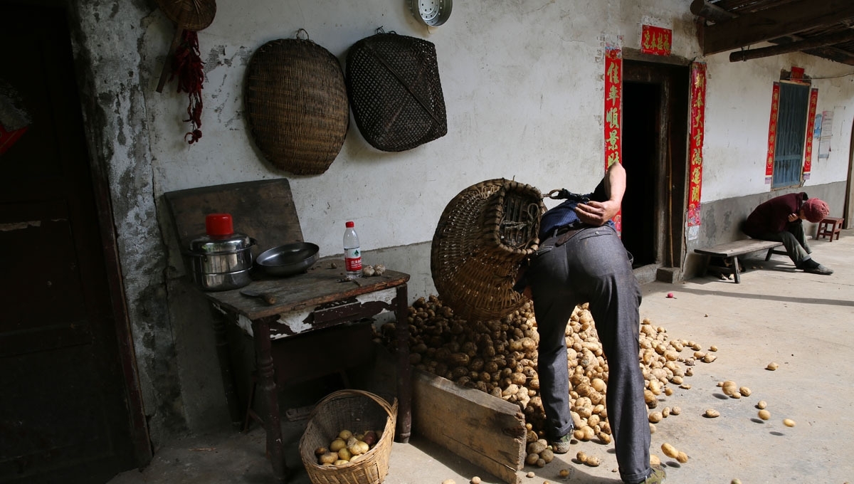 66岁老夫妻留守深山，陪86岁失明老妈，人勤物丰日子越过越好