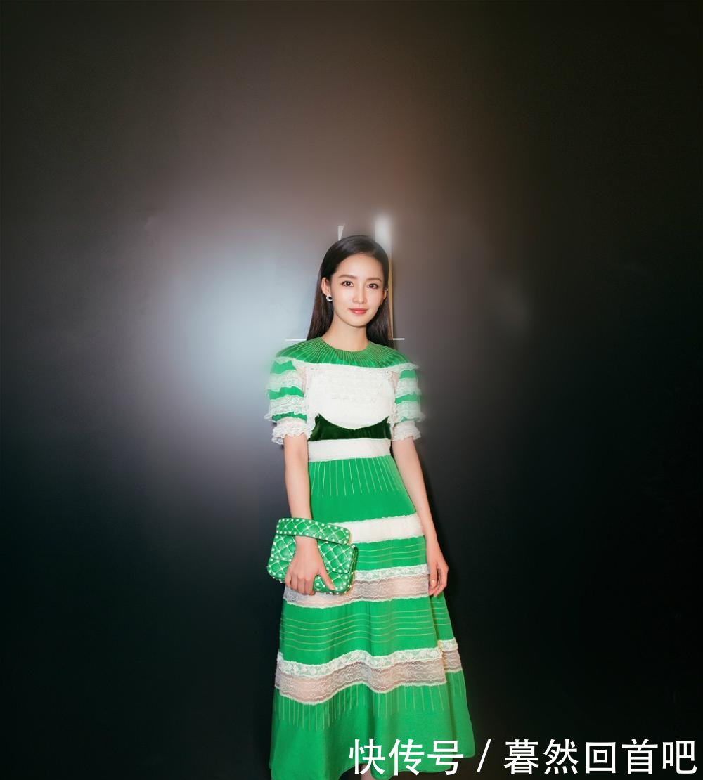 李沁真敢穿, 鞋跟细成“一根针”只用一条带子固定, 太惊艳了