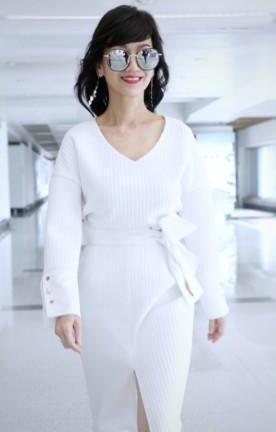 64岁赵雅芝镂空连衣裙亮相，腰间赘肉反成亮点，让人感到匪夷所思