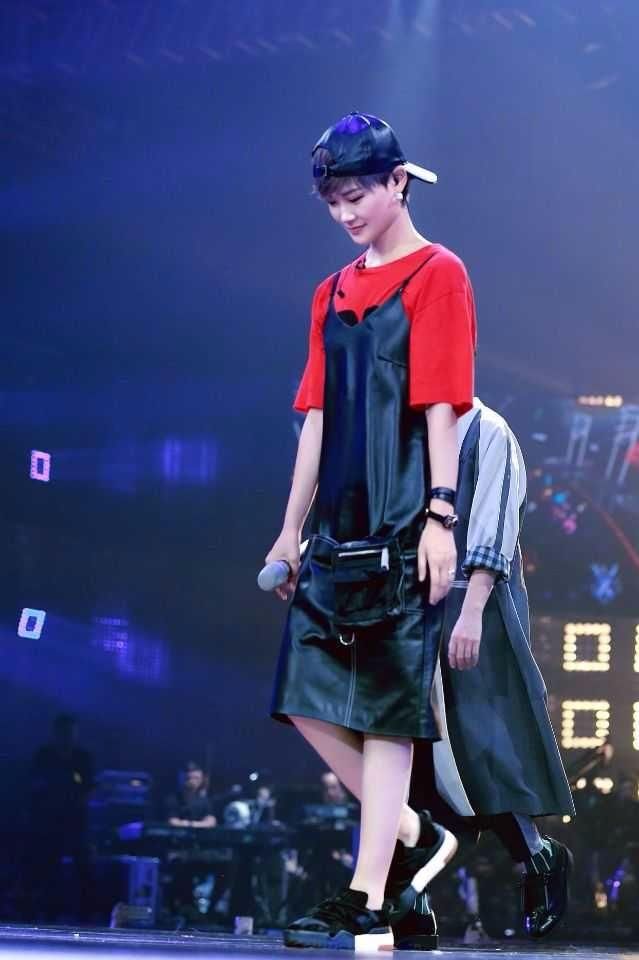 李宇春穿吊带裙秀优雅女人味，网友：再怎么妩媚也只能叫她春哥！