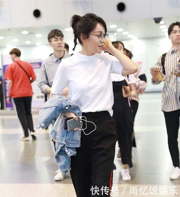 47岁闫妮现机场，牛仔配纱裙真减龄，可依旧没能扛住岁月啊！