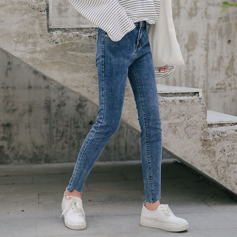 魅力八月:洋气小衫搭牛仔裤更时尚!上身减龄显嫩有气质，特迷人