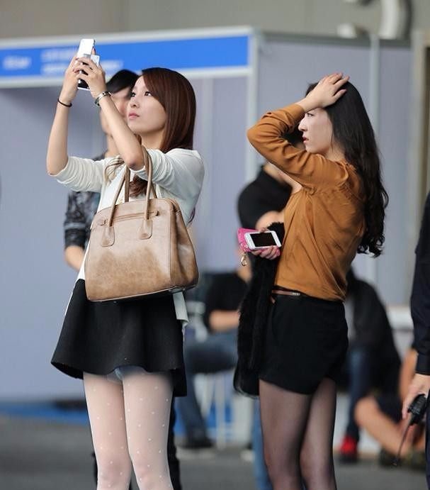 街拍性感美女，穿着超短裙，高挑修长的身材，露出极品大长腿