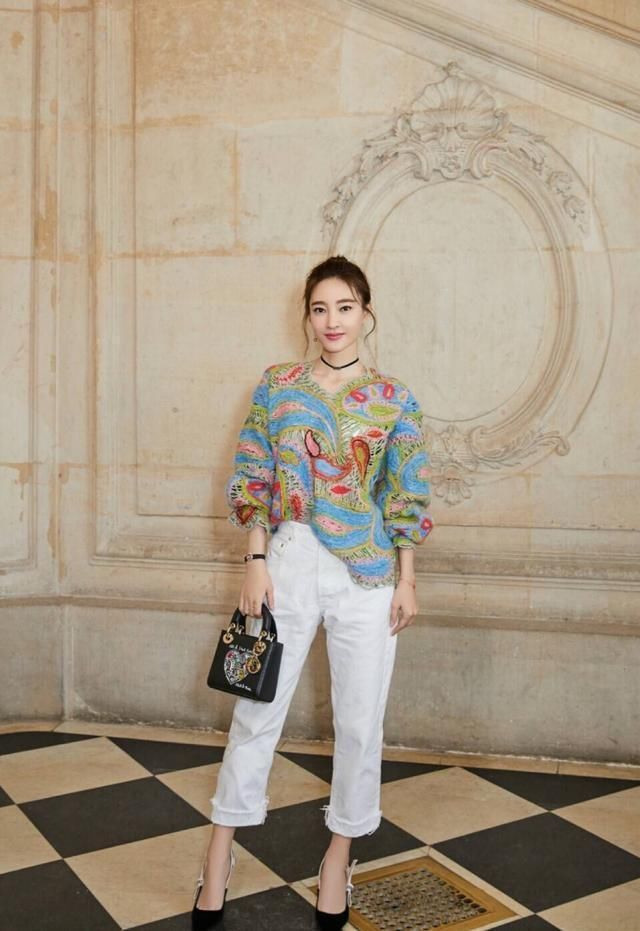 王丽坤腿型不好，穿裤子腿缝好宽，选的裤子也是显腿短的那种!