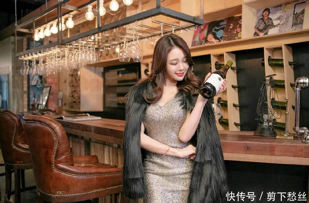 显得■时尚摄影女人就应像红酒,年份不同滋味不同!