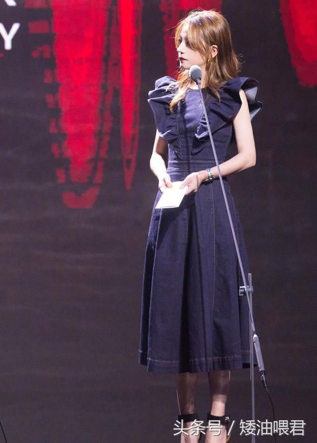 赵薇衣品像大妈，蝴蝶袖显得太臃肿了，不知道自己几斤几两吗?