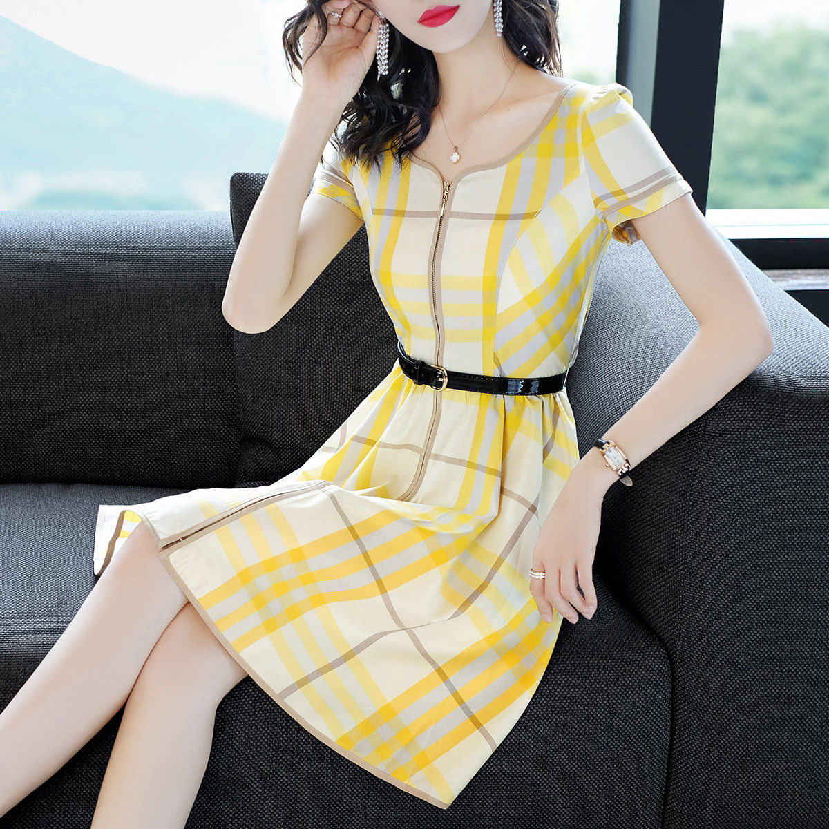 姐姐是设计师，专为41岁妈妈设计的高级A字裙，美嫩回20年前