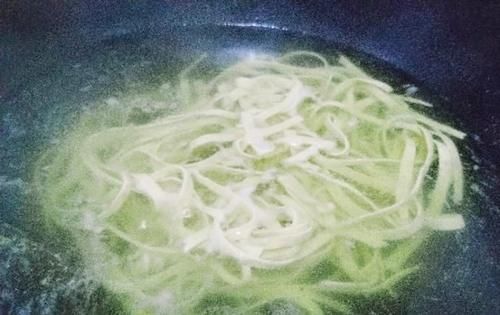  『营养』凉拌菠菜豆腐皮，上班族的快手晚餐，简单省时，美味又不失营养