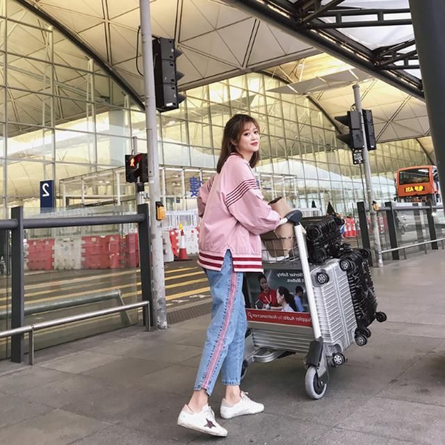 小个子女人别穿风衣，短夹克+高腰A裙，成就你无与伦比的美