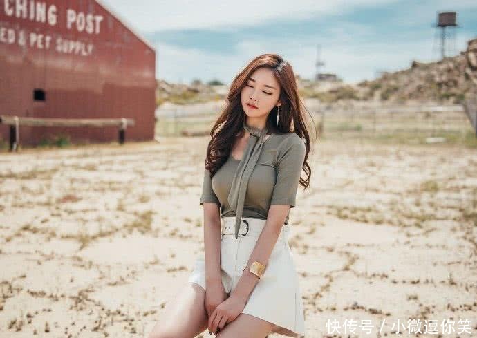 颜值高气场强的精致美女，荒芜的氛围造就空灵美感，长腿要逆天了